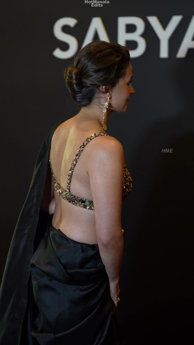 HMEstills's tweet photo. Alia Bhatt in Balck Saree at 25 years of Sabyasachi Event Edit 4K 60FPS Part 2

Visit our YOUTUBE channels for full video
Link in the bio

#aliabhatt #aliabhatthot #aliaabhatt #alia #aliahot https://t.co/M8vqSLC8he