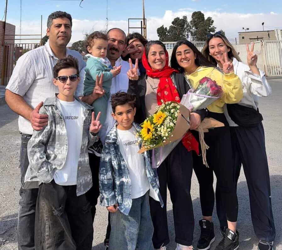 #مریم_اکبری_منفرد بلاخره بعد ۱۷ ساااال مقاومت بدون یک روز مرخصی، مثل همیشه خندان و استوار کنار دخترانش!
چشم‌مان به حضورت روشن مریم گلی عزیزم