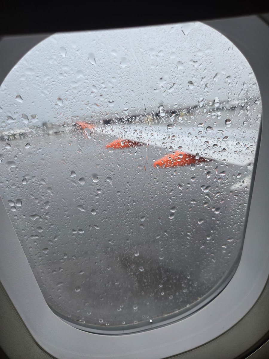 NFFCStAlbans's tweet image. On our way! St Albans Trickies representatives on their way to Porto for tomorrow's @EuropaLeague QF 1st leg | #nffc #YouReds #porto #awaydays