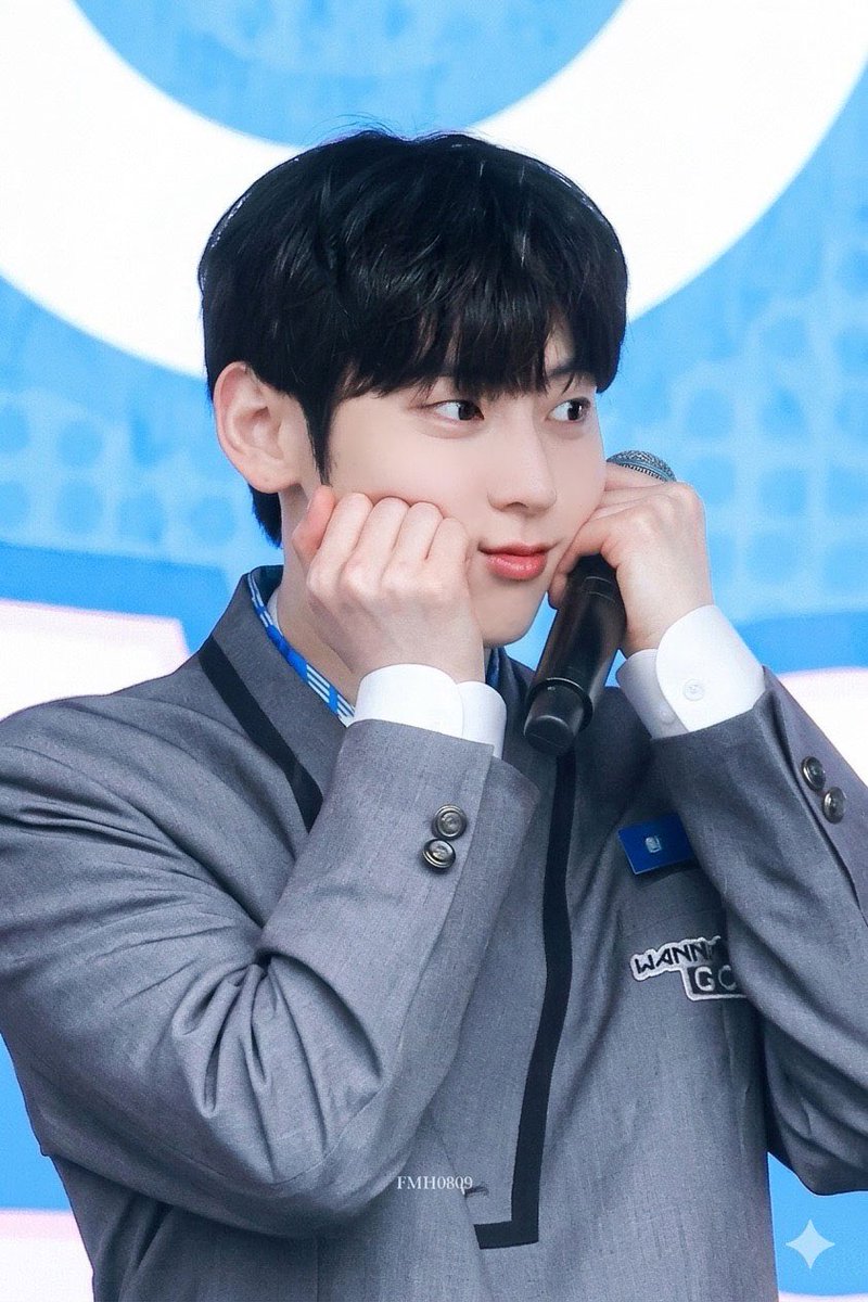 260406 상암
☺️😗
#황민현