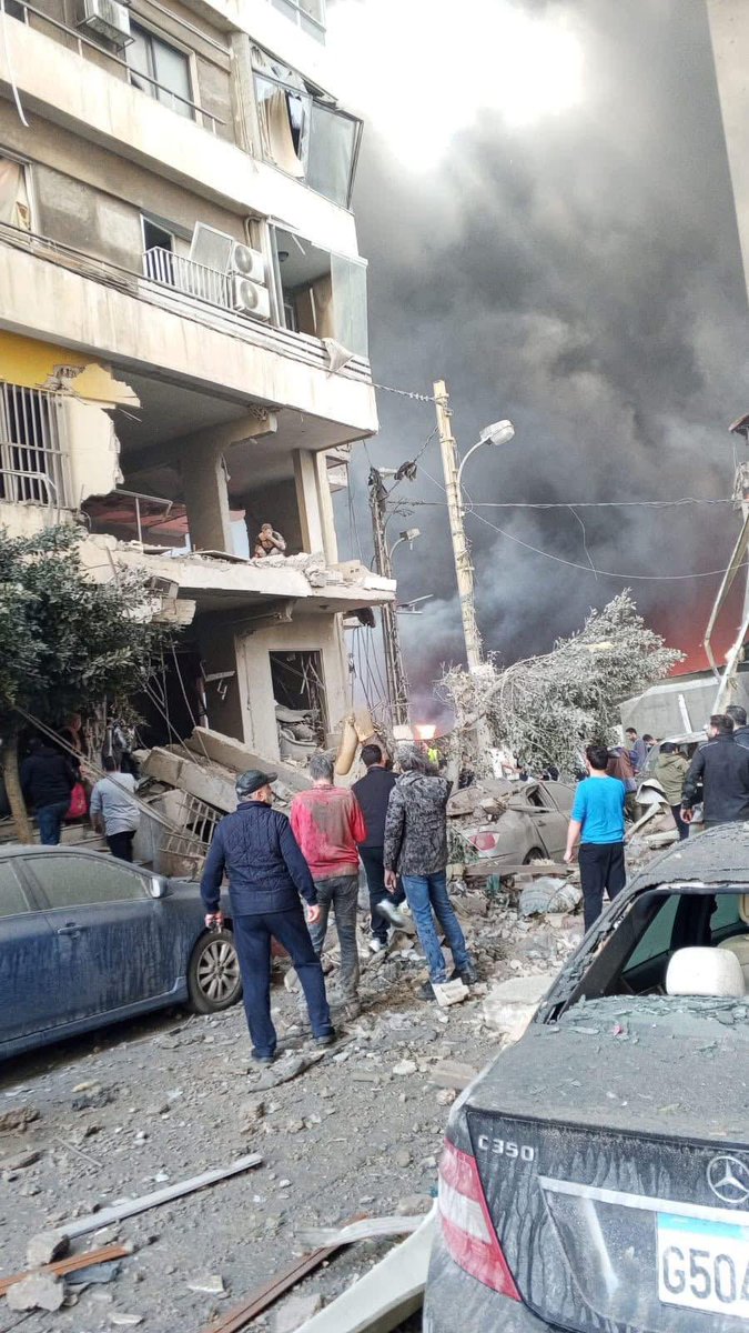 MhdSarmini's tweet photo. بيروت تحت وابل الغارات الإسرائيلية
في غضون عشر دقائق فقط، شنّت الطائرات أكثر من ١٣٠ غارة، طالت العاصمة، الجنوب، البقاع وجبل لبنان ما يجري اليوم  يعيد إلى الأذهان ذات النمط الذي اتبعه الاحتلال الإسرائيلي في غزة؛ حيث تتحول لحظات ما بعد التهدئة أو الاتفاق إلى مساحات مفتوحة لتكثيف الضربات، وكأن “الهدنة” لا تكون إلا مرحلة لإعادة ترتيب التصعيد لا إنهائه.

في بيروت كما في قطاع غزة، يتكرر المشهد ذاته: كثافة نارية عالية، واستهداف واسع النطاق، ورسالة واضحة مفادها أن الاتفاقات لا تعني بالضرورة وقف العدوان، بل قد تُستخدم أحيانًا كغطاء لإعادة رسم قواعد الاشتباك بالقوة.

الرحمة للشهداء، والصبر للناجين… ففي هذه اللحظات، يصبح الإنسان وحده هو الثابت الوحيد وسط كل هذا التحول العنيف.