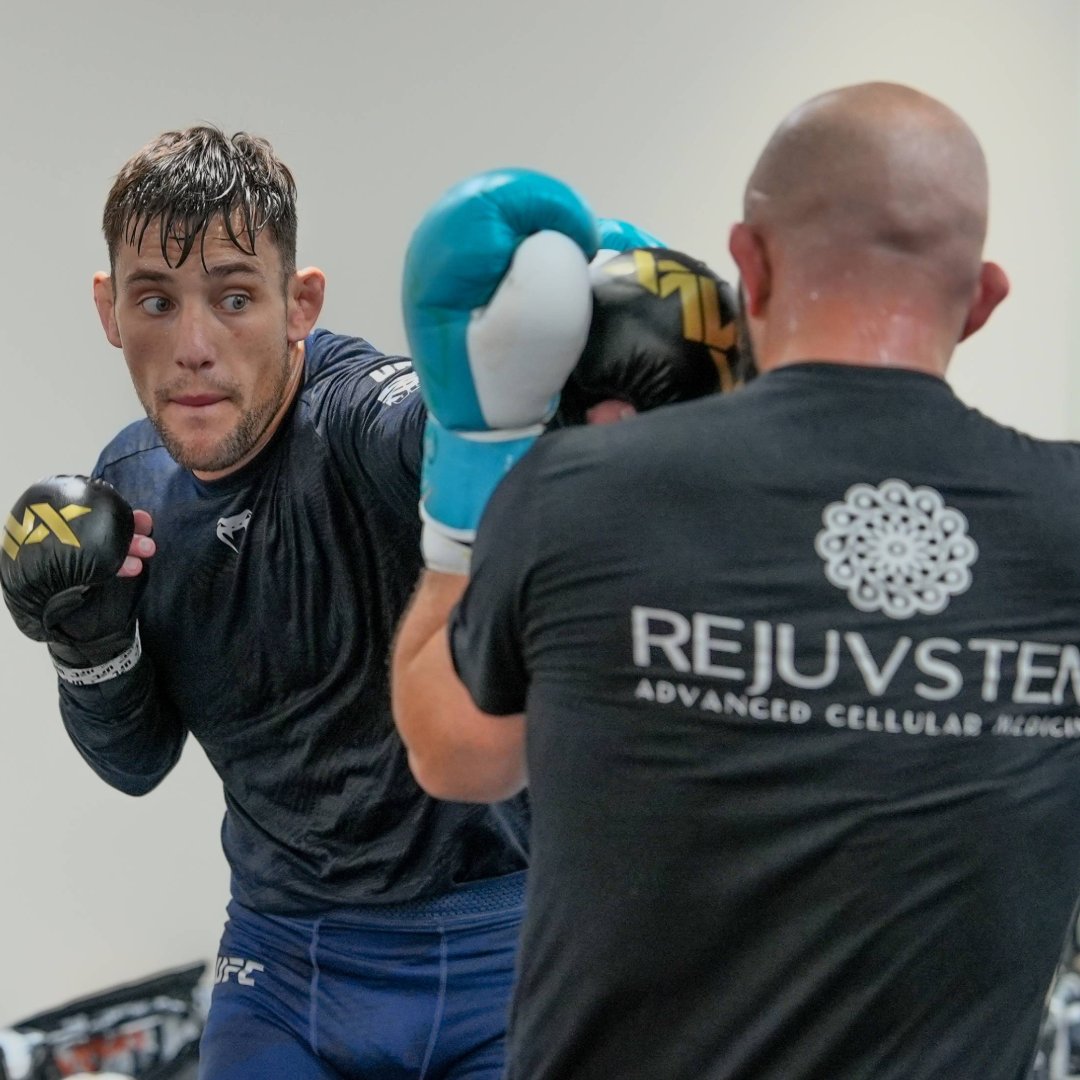 UFCEspanol's tweet photo. Afinando los últimos detalles 👊 @gringoribovics está listo 🇦🇷

#UFC327 | Sáb 11 de abril | En vivo por @PPlusDeportes https://t.co/UGypJ1CTHv