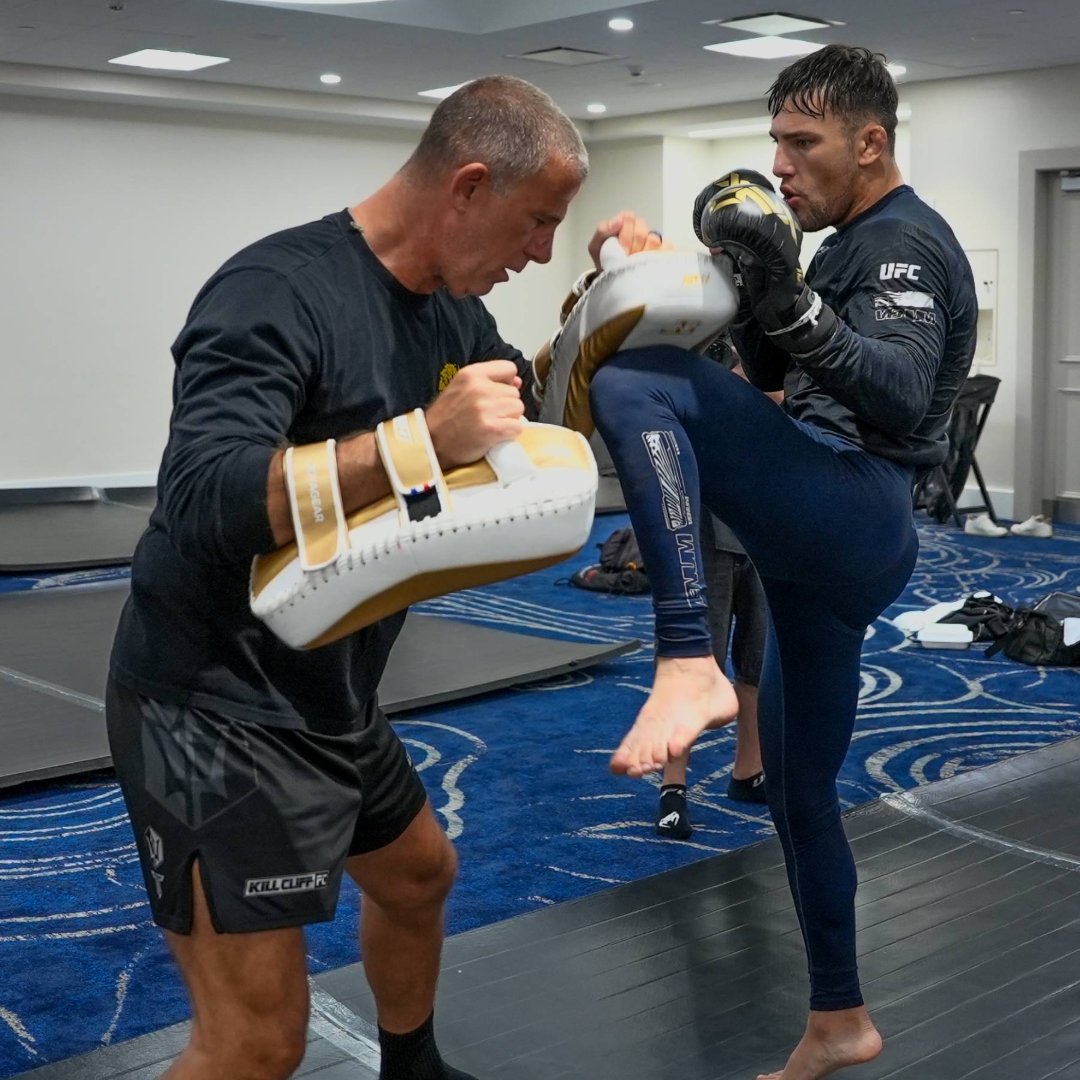 UFCEspanol's tweet photo. Afinando los últimos detalles 👊 @gringoribovics está listo 🇦🇷

#UFC327 | Sáb 11 de abril | En vivo por @PPlusDeportes https://t.co/UGypJ1CTHv