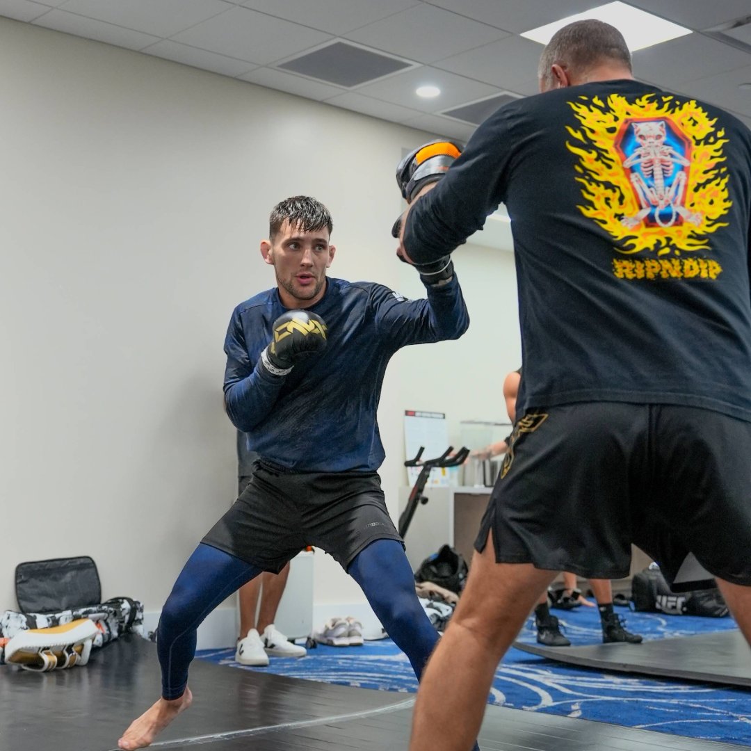 UFCEspanol's tweet photo. Afinando los últimos detalles 👊 @gringoribovics está listo 🇦🇷

#UFC327 | Sáb 11 de abril | En vivo por @PPlusDeportes https://t.co/UGypJ1CTHv