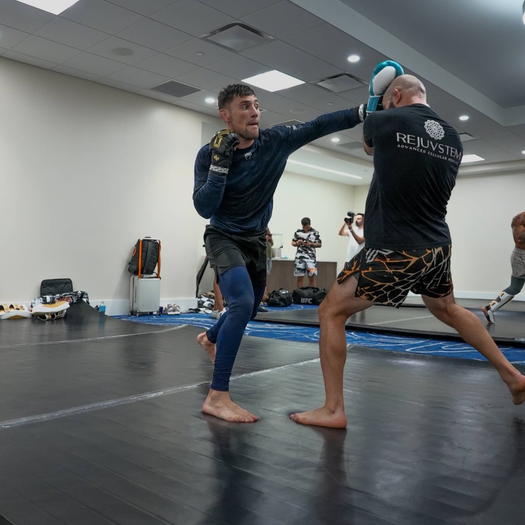 UFCEspanol's tweet photo. Afinando los últimos detalles 👊 @gringoribovics está listo 🇦🇷

#UFC327 | Sáb 11 de abril | En vivo por @PPlusDeportes https://t.co/UGypJ1CTHv