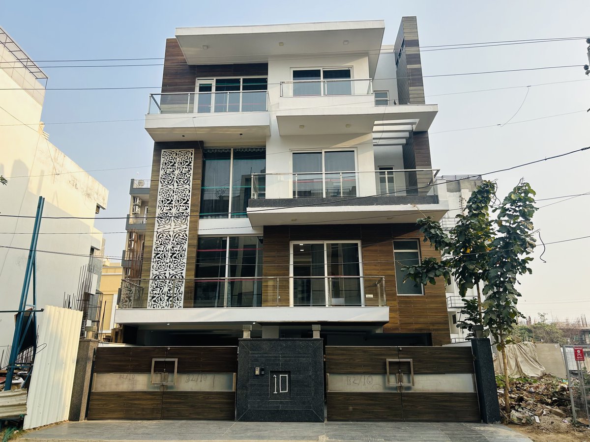 HospitalityLime's tweet photo. Upgrade to spacious living in DLF Phase 5, Gurgaon ✨🏡
Our premium 3BHK serviced apartments offer comfort, privacy &amp; hotel-like service—perfect for families &amp; long stays.📩 DM to book now#LimeTreeHotels #GurgaonLiving #ServicedApartments #LuxuryStay https://t.co/T3hMEv0b13