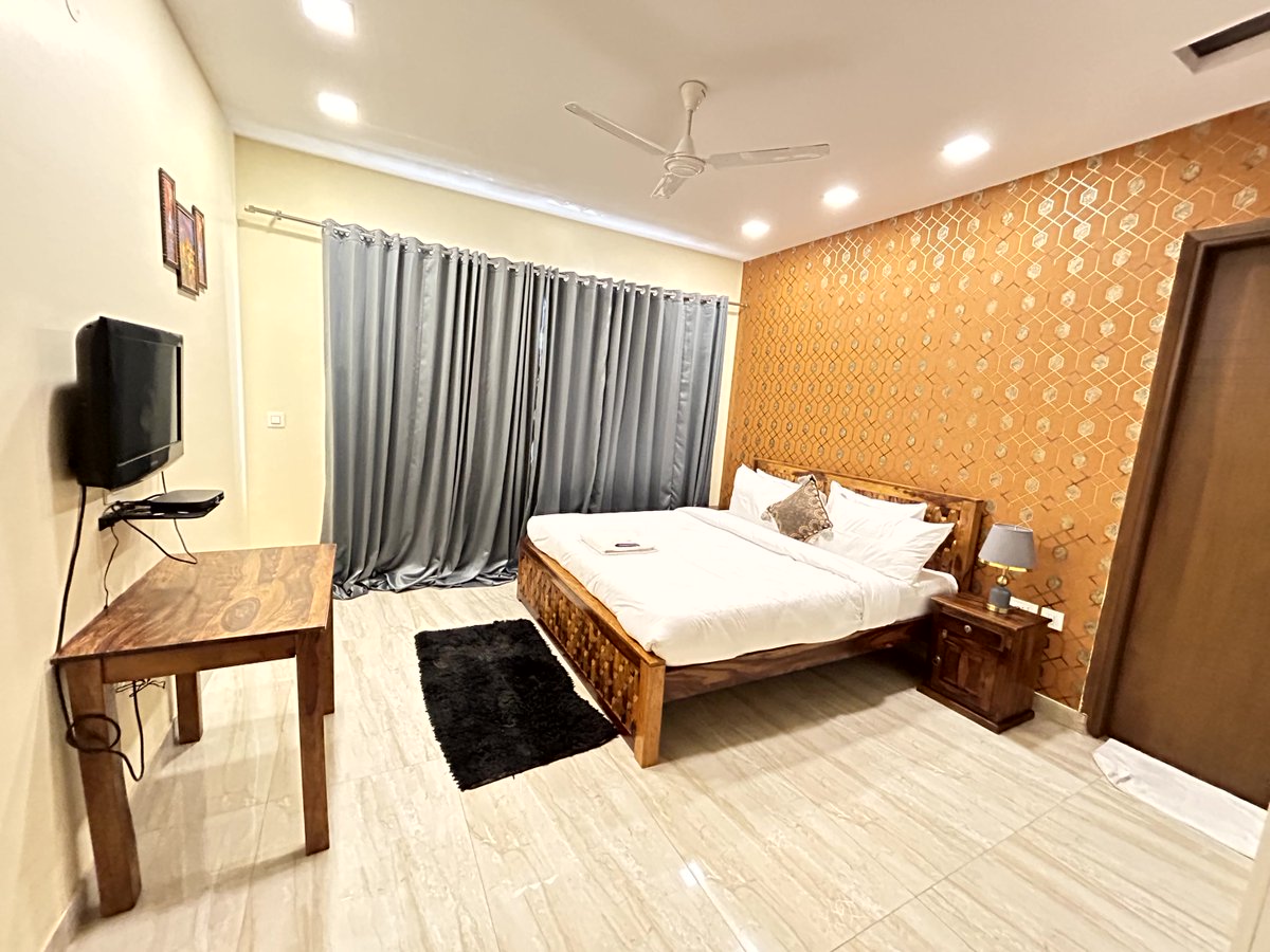 HospitalityLime's tweet photo. Upgrade to spacious living in DLF Phase 5, Gurgaon ✨🏡
Our premium 3BHK serviced apartments offer comfort, privacy &amp; hotel-like service—perfect for families &amp; long stays.📩 DM to book now#LimeTreeHotels #GurgaonLiving #ServicedApartments #LuxuryStay https://t.co/T3hMEv0b13