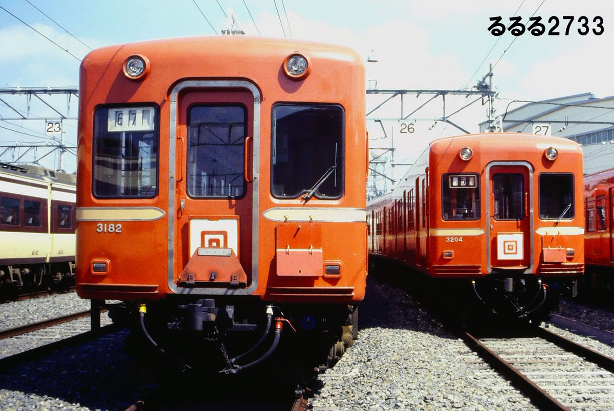 rururu2733's tweet photo. 突然ですが、#京成 #3150形 と #3200形 の前面の相違。3150形は前面に折り目が無く曲面で、窓の下辺が低くワイパー取付け部が上がっており、アンチクライマーが小さく2枚刃で標識灯の位置も低い。3200形は前面に折り目があり窓の下辺が高く、アンチクライマーは大型3枚刃で標識灯��位置が高い。 https://t.co/PPLVeavpbI