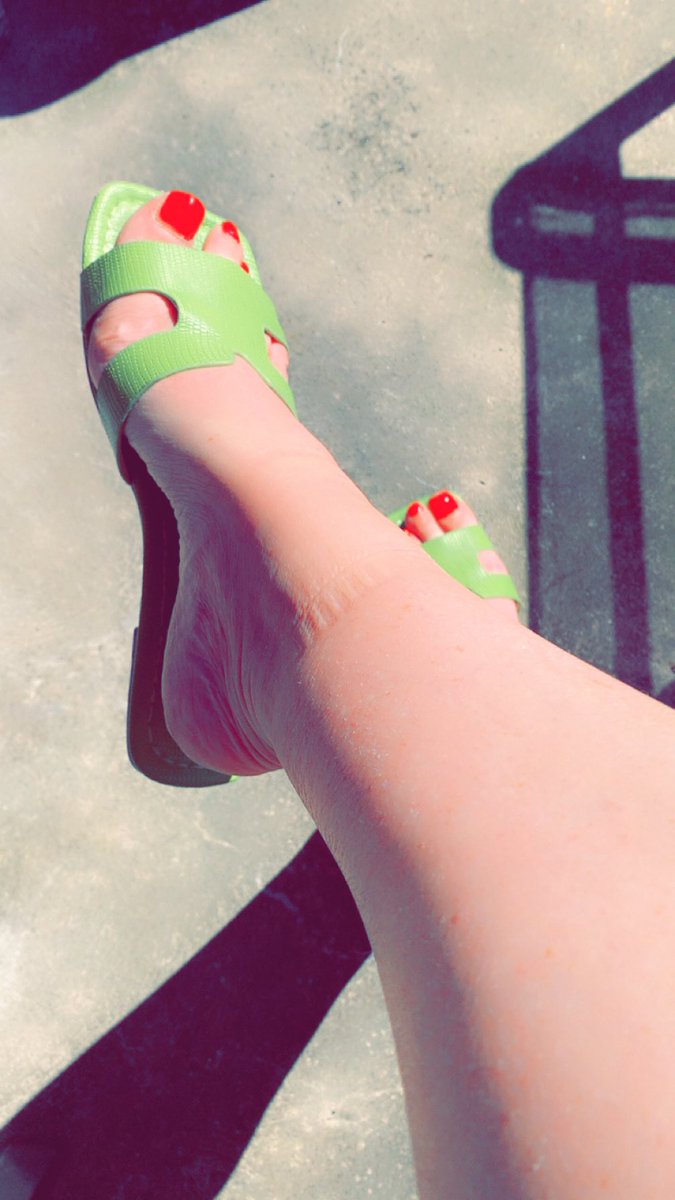 TesDeesses's tweet photo. il fait beau aujourd’hui 
vous êtes plutôt claquettes ou talons ? https://t.co/rSWz4J8NZg