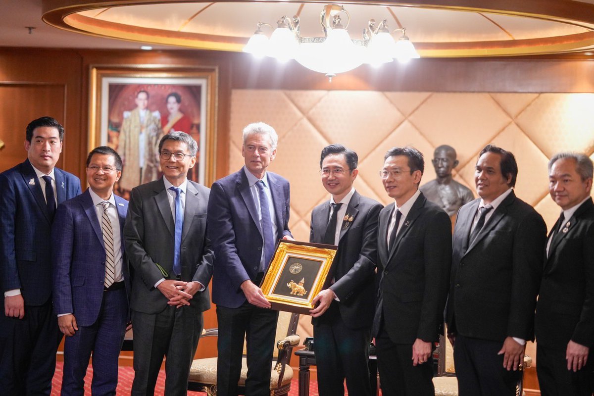 YodchananW's tweet photo. ศูนย์กลาง Semiconductor & Photonics ระดับโลก เกิดในไทยได้! 

ผมและทีมบริหาร อว. ยินดีอย่างยิ่งที่ได้แลกเปลี่ยนพูดคุยกับคุณ Michael Hurlston CEO จาก Lumentum ยักษ์ใหญ่เทคโนโลยีระดับโลก เพื่อหารือการยกระดับไทยเข้าสู่ Global Value Chain อย่างเต็มตัว

เราไม่ได้มองแค่การเป็นฐานผลิต แต่ อว. กำลังผลักดันให้ไทยขยับไปสู่ต้นน้ำ ทั้งการออกแบบ วิจัย และนวัตกรรมโฟโตนิกส์ขั้นสูง เพื่อรองรับโครงสร้างพื้นฐาน AI และ Data Center ยุคใหม่

ก้าวสำคัญที่น่าภูมิใจคือการลงนาม MOU ระหว่าง Lumentum x มทม. (MUT) x TMEC ภายใต้โมเดล "Triple Helix" ที่เชื่อมโยงนโยบาย การศึกษาและอุตสาหกรรมเข้าด้วยกัน ซึ่งเรามุ่งเน้นการพัฒนากำลังคน - ปฏิรูปหลักสูตรและทำ Upskilling/Reskilling ทักษะขั้นสูงไปด้วย

Industry Exposure - เปิดโอกาสให้นักศึกษาได้ฝึกงานและทำโปรเจกต์จริงกับผู้เชี่ยวชาญระดับโลก และ Lab Enhancement - ยกระดับห้องปฏิบัติการวิจัยให้ทันสมัยระดับสากล

สำคัญที่สุด การสร้าง "คน" คือหัวใจของการเป็นพาไทยก้าวสู่การเป็นผู้นำระดับโลกครับ 

ผมเชื่อมั่นว่าความร่วมมือเชิงยุทธศาสตร์ครั้งนี้ จะเป็นกลไกสำคัญที่ทำให้ไทยยืนหยัดในเวทีเทคโนโลยีโลกได้ในระยะยาว