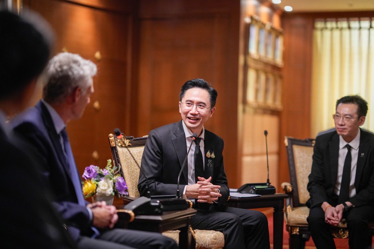 YodchananW's tweet photo. ศูนย์กลาง Semiconductor & Photonics ระดับโลก เกิดในไทยได้! 

ผมและทีมบริหาร อว. ยินดีอย่างยิ่งที่ได้แลกเปลี่ยนพูดคุยกับคุณ Michael Hurlston CEO จาก Lumentum ยักษ์ใหญ่เทคโนโลยีระดับโลก เพื่อหารือการยกระดับไทยเข้าสู่ Global Value Chain อย่างเต็มตัว

เราไม่ได้มองแค่การเป็นฐานผลิต แต่ อว. กำลังผลักดันให้ไทยขยับไปสู่ต้นน้ำ ทั้งการออกแบบ วิจัย และนวัตกรรมโฟโตนิกส์ขั้นสูง เพื่อรองรับโครงสร้างพื้นฐาน AI และ Data Center ยุคใหม่

ก้าวสำคัญที่น่าภูมิใจคือการลงนาม MOU ระหว่าง Lumentum x มทม. (MUT) x TMEC ภายใต้โมเดล "Triple Helix" ที่เชื่อมโยงนโยบาย การศึกษาและอุตสาหกรรมเข้าด้วยกัน ซึ่งเรามุ่งเน้นการพัฒนากำลังคน - ปฏิรูปหลักสูตรและทำ Upskilling/Reskilling ทักษะขั้นสูงไปด้วย

Industry Exposure - เปิดโอกาสให้นักศึกษาได้ฝึกงานและทำโปรเจกต์จริงกับผู้เชี่ยวชาญระดับโลก และ Lab Enhancement - ยกระดับห้องปฏิบัติการวิจัยให้ทันสมัยระดับสากล

สำคัญที่สุด การสร้าง "คน" คือหัวใจของการเป็นพาไทยก้าวสู่การเป็นผู้นำระดับโลกครับ 

ผมเชื่อมั่นว่าความร่วมมือเชิงยุทธศาสตร์ครั้งนี้ จะเป็นกลไกสำคัญที่ทำให้ไทยยืนหยัดในเวทีเทคโนโลยีโลกได้ในระยะยาว