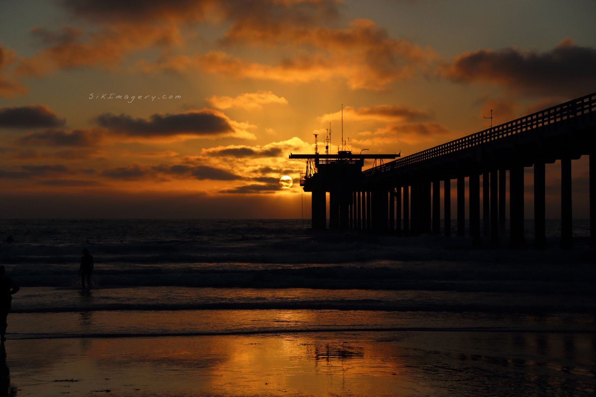 SiKImagery's tweet image. Happy Humpday y’all. You know what that means…show your #water shots for #WetWednesday!
*
How about this beautiful #sunset from the #ScrippsPier in La Jolla, CA. 
I didn’t even edit this. It was just beautiful.