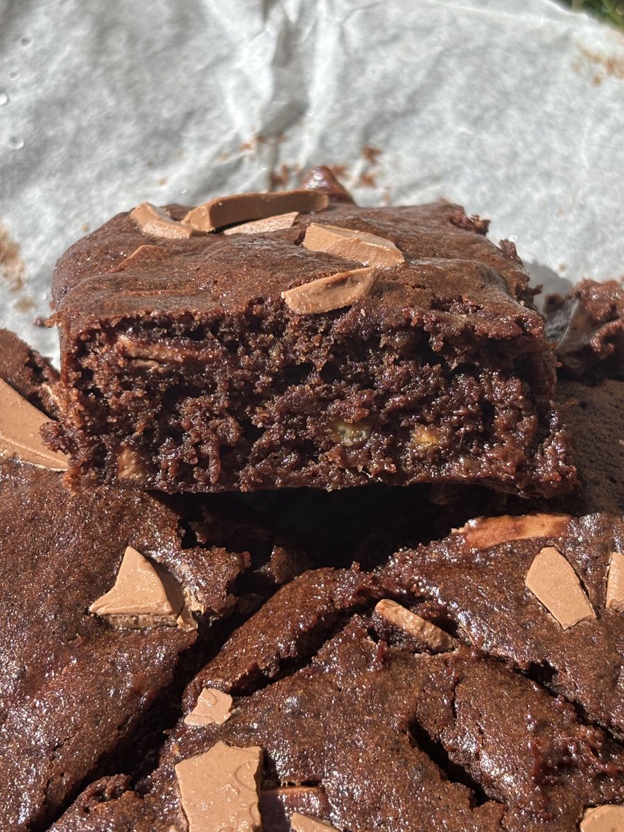 bakingenjoyer's tweet photo. the fudgiest brown butter + banana brownies with milk chocolate chunks <33 https://t.co/T5nHNsF4Db