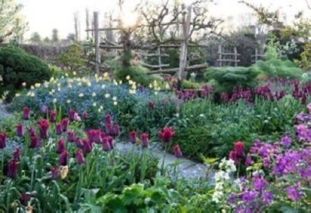 thegardenvsw's tweet image. 8 April’55  It always interests and amuses me to watch people going round other people's #gardens. #gardening    ngs.org.uk