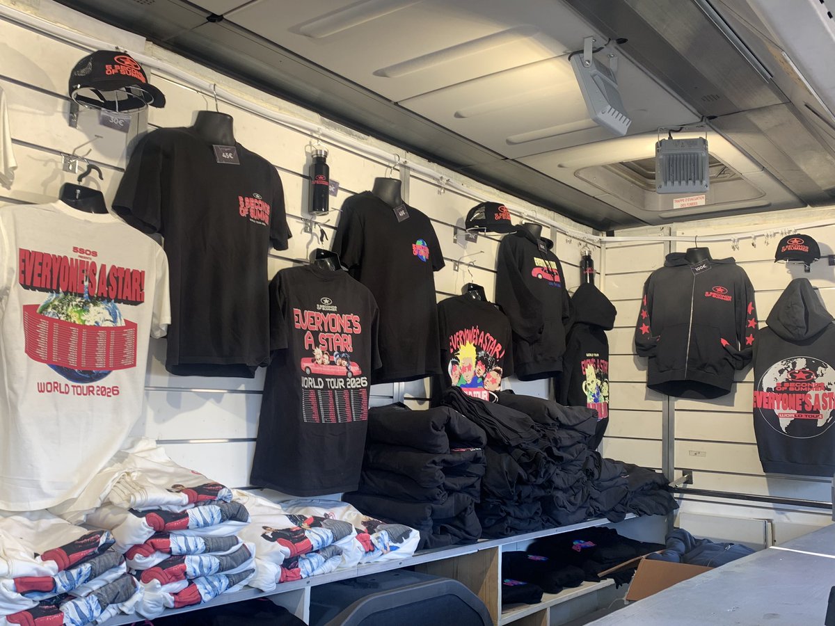 5sosfrupdate's tweet image. Le merch pour le concert de ce soir !