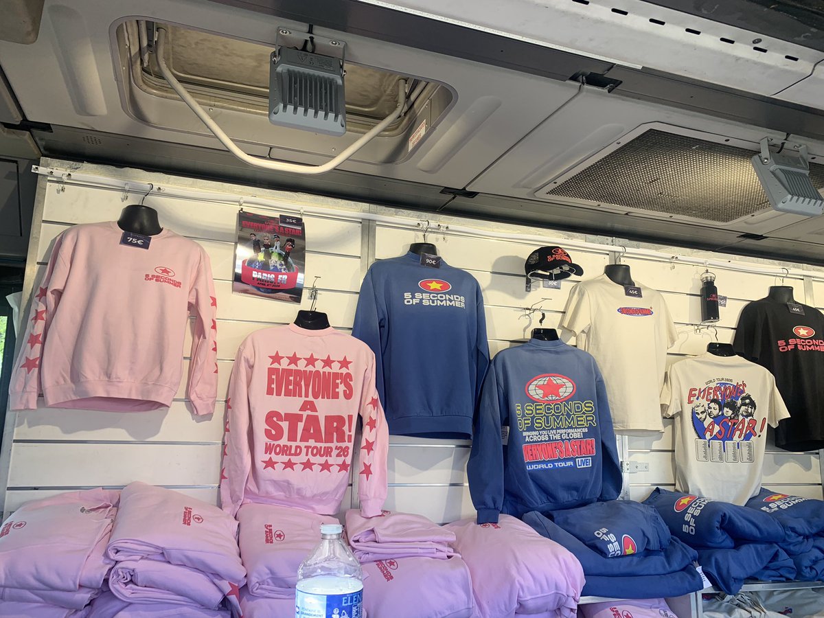 5sosfrupdate's tweet image. Le merch pour le concert de ce soir !