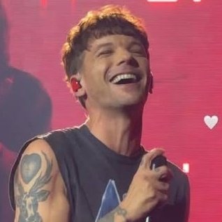 loverchiefs87's tweet photo. “obrigado por todos os comentários sobre o meu sorriso :) não consigo parar de sorrir no palco :)” https://t.co/JaUseAzVhr