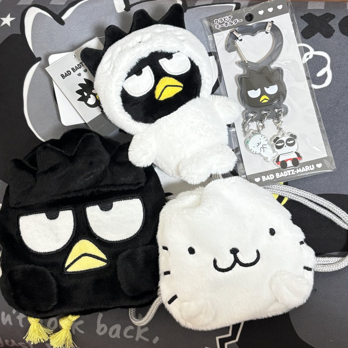 mgn_onsen's tweet photo. はな丸を纏うばつ丸くんマスコット買えました…ふわふわで可愛すぎ🖤🤍はな丸巾着はぬいのリュックになります✨ https://t.co/39lo0KGAUA