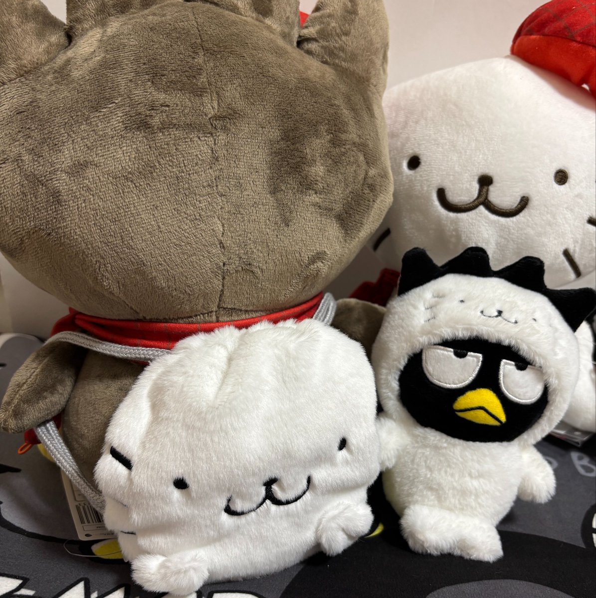 mgn_onsen's tweet photo. はな丸を纏うばつ丸くんマスコット買えました…ふわふわで可愛すぎ🖤🤍はな丸巾着はぬいのリュックになります✨ https://t.co/39lo0KGAUA