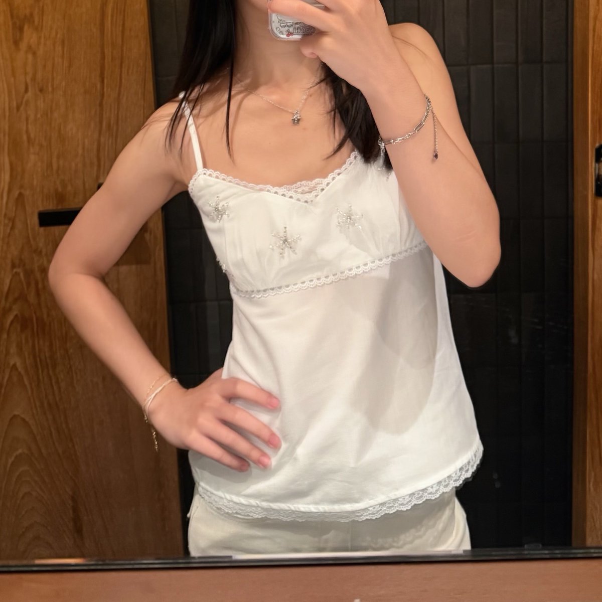 ifeelsopeach's tweet image. ootd 🪷🦢 ทุกคนไปซื้อเสื้อสายเดี่ยวของ stylist x brinkty เถอะ คือทรงสวยมาก แล้วทำไซส์มาพอดีสุดๆ มีไซส์ตั้งแต่ xs-xxl  เอามาแมทช์กับยีนส์แล้วคือสวยเลย ชอบมาก จะตามเก็บทุกคอล ㅜㅡㅜ ⭐️🫧