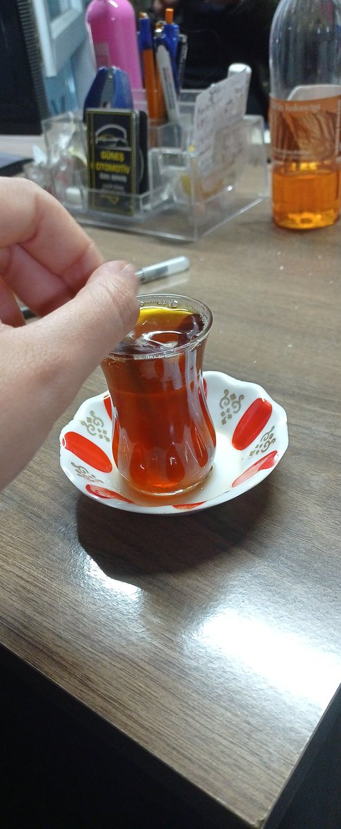 Sanayide çay iciyorum 
Bugün hiç girly seyler yapmiyorum çok ayip