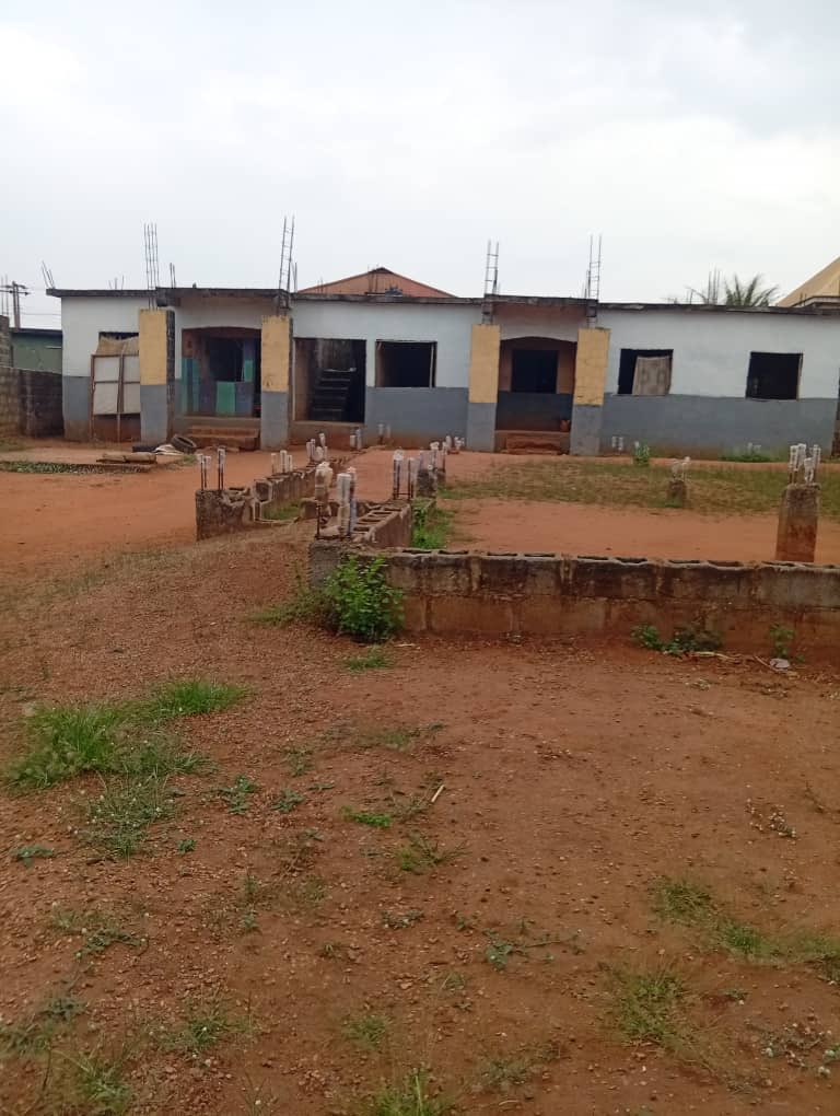 kppropertiesng's tweet photo. FOR SALE:
Description: 1 unit of 3 bedroom, 1 unit of 2 bedroom and 1 unit of room Self contain 
Land Size: One plot  
Location: Ago Oloye area beside gas line, Lusada-Agbara road
Title: Original receipt and Survey 
Price: N20m (Asking) 

#property #RealEstateInvesting #agbara # https://t.co/zw3fbqAjZ5