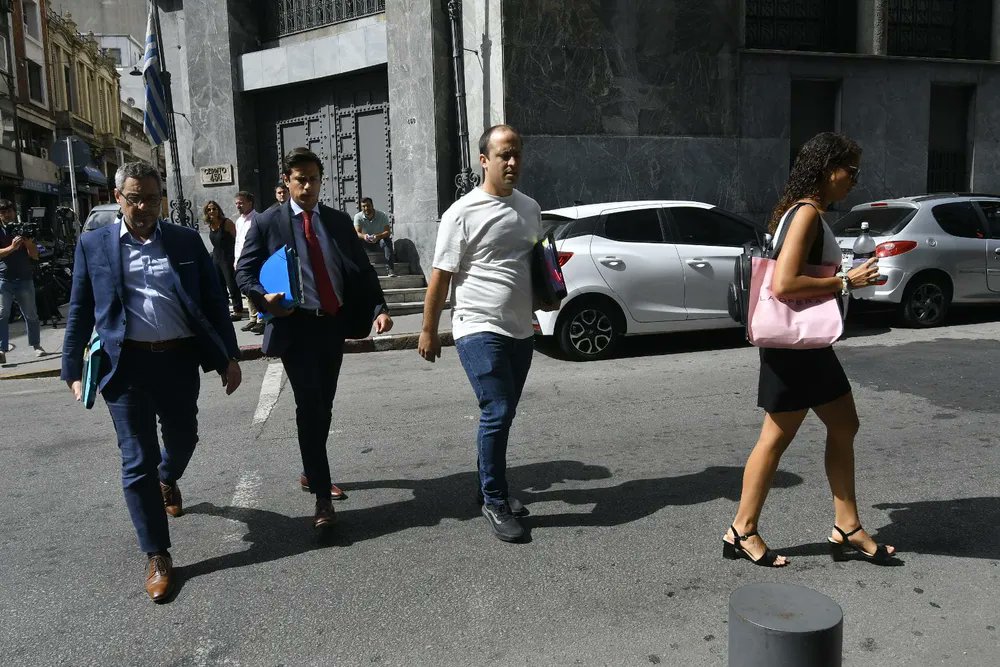 🔴 USD 36 MILLONES EN JUEGO

✔️Abogados de la familia Basso intentan impedir que la herencia de 36 millones de dólares del empresario Gustavo Basso se incorpore al activo de Conexión Ganadera para que ese dinero se reparta entre los damnificados de la estafa ganadera.

✔️ Han