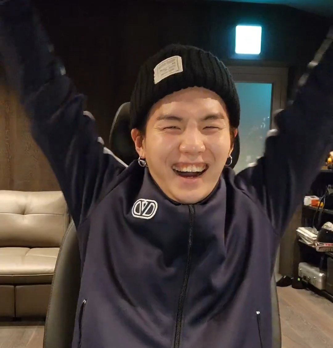 winnttaebear's tweet photo. BTS CONCERT STARTS TOMORROW AFTER 4 YEARS 🥹🥹 https://t.co/t6j2hXMw4J