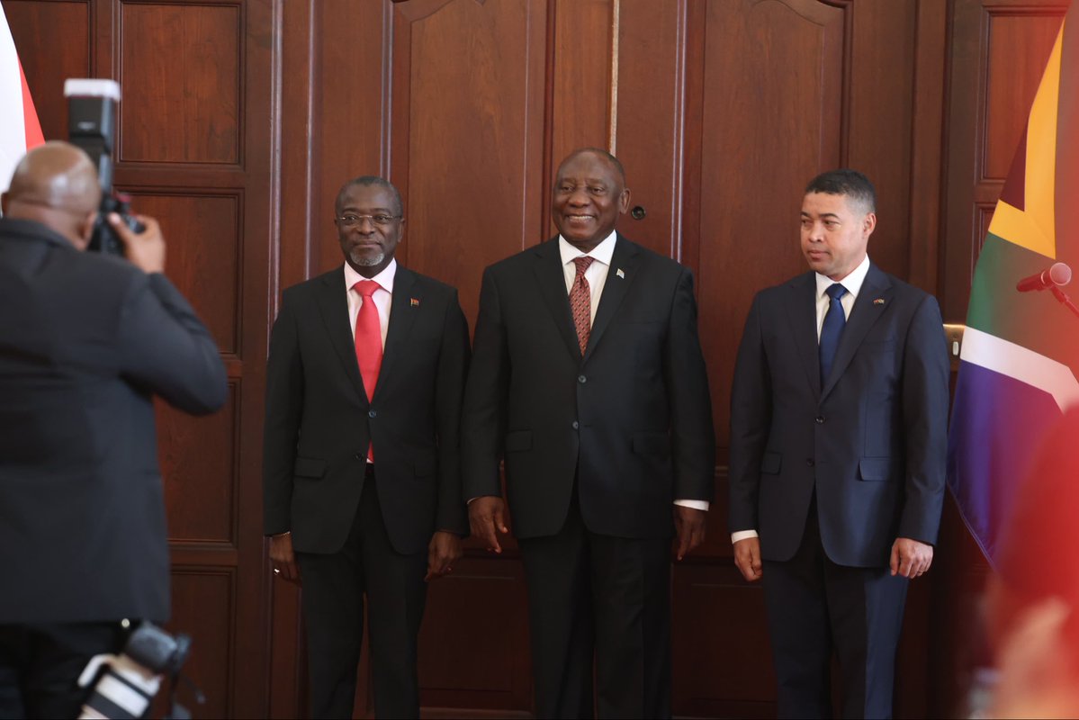 PresidencyZA's tweet image. 🇿🇦 His Excellency President @CyrilRamaphosa receives Letter of Credence from Head of Mission, HE Mr Joáo Baptista Domingos Quiosa of the Republic of #Angola 🇦🇴.

#LettersofCredence
#BetterAfricaBetterWorld
