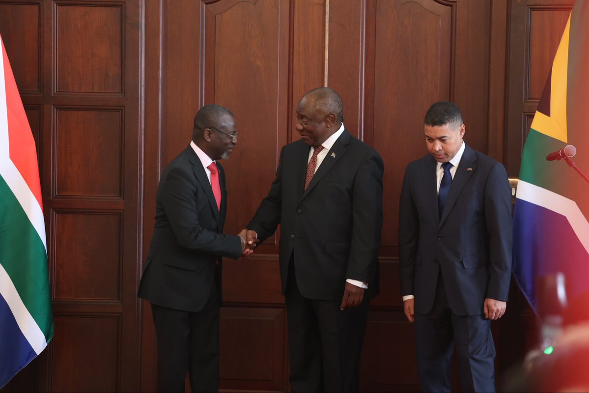 PresidencyZA's tweet image. 🇿🇦 His Excellency President @CyrilRamaphosa receives Letter of Credence from Head of Mission, HE Mr Joáo Baptista Domingos Quiosa of the Republic of #Angola 🇦🇴.

#LettersofCredence
#BetterAfricaBetterWorld