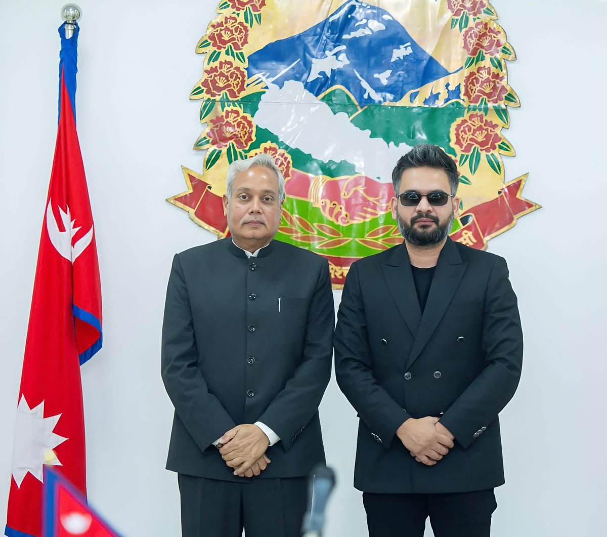 पर्दाले नक्सा छोपेर फोटो खिचेको सम्म उदाहरण भाको देश मा यो त गज्जबै हो हौ ।  😂