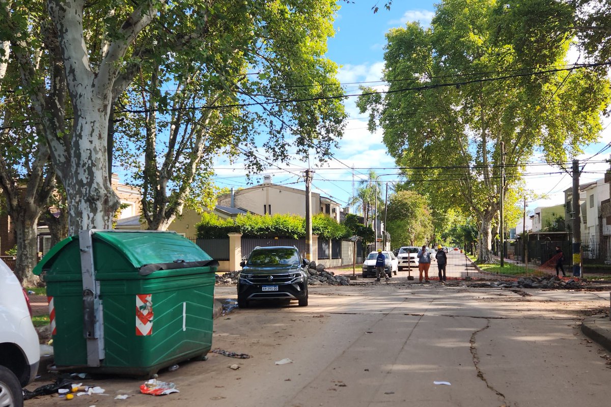 fla_via85's tweet photo. Agrelo y Washington cortado por obras. Los del camion de basura me dijeron que ellos no pueden pasar a recolectar,q no pueden hacer nada, la basura acumulada,la obra va a llevar semanas. Por favor @lmarelli0!!! @RosarioResponde @CalleDeRosario https://t.co/kYnReg7Iz1