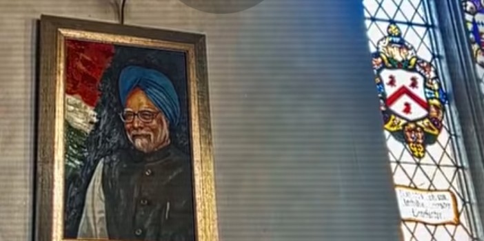 JasbirGillKSMP's tweet photo. This is what respect is, this is what means to be educated head of state. Potrait of Dr MMS in Haward University
#DrMMS
@INCIndia @INCPunjab @IYC https://t.co/zhOvZsupyt