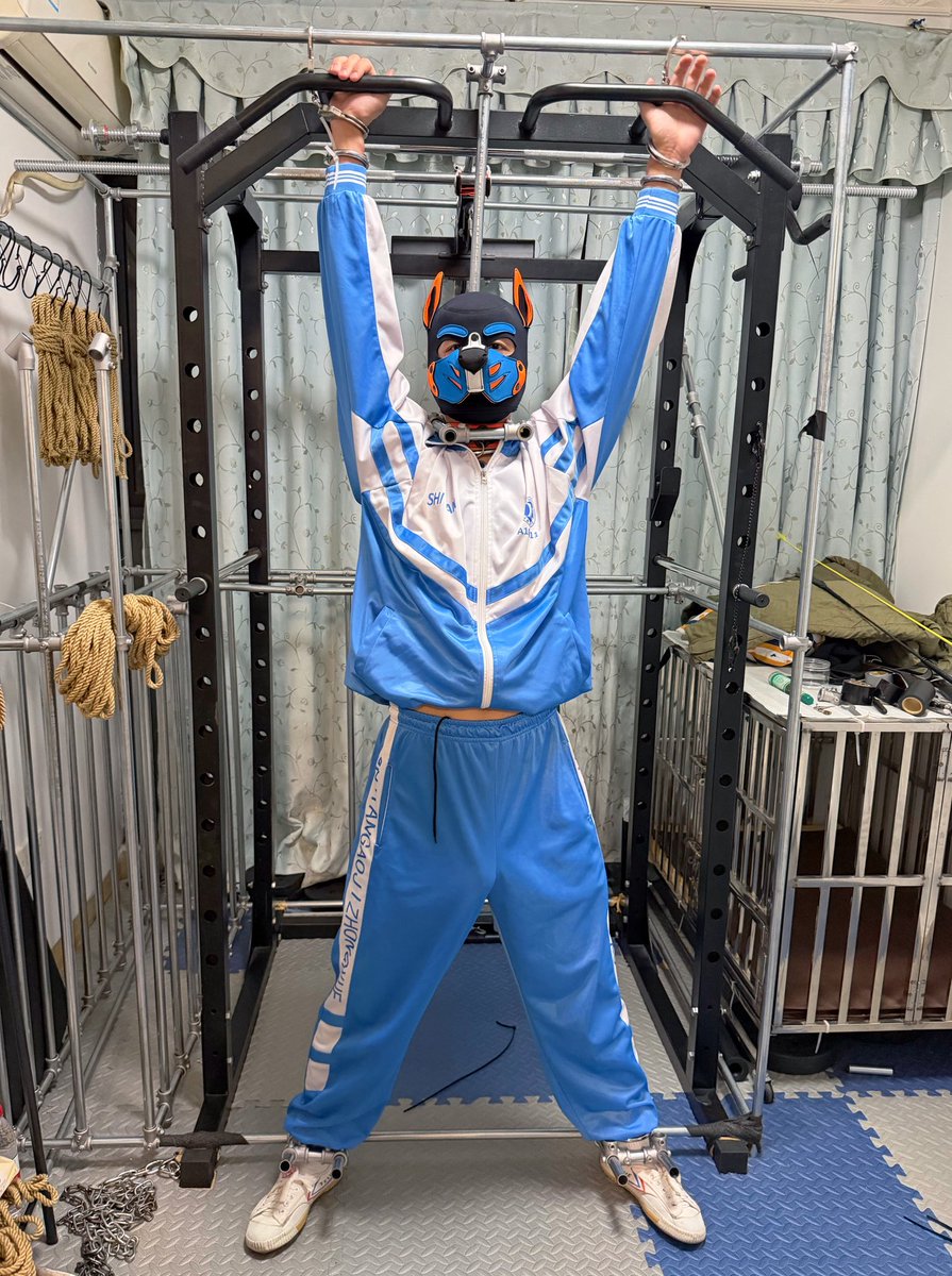 Pupfengdi's tweet photo. 在被哥哥挂上去玩尿之前，好像先喝了一瓶啤酒（唔，是强爽，但因为酒量很差，一瓶就晕了😞），挂上去以后就有点想吐，但被我强制憋回去了😳挂了一会儿，哥哥就在身上装了奇怪的玩具，然后就这样发生了很羞耻的事情🥶

😈@10011sms https://t.co/ei9B7lbHfn