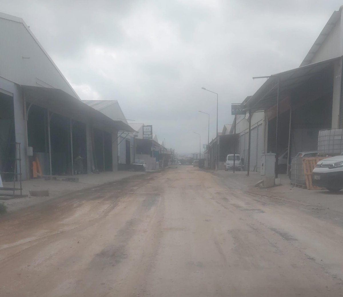Kiltaskaplan's tweet photo. Kemalpaşa sanayi sitesine asfalt çalışmaları başlamıştır Tarsus Belediye Başkanı sayın Ali Boltaça ve emeği geçen belediye çalışanlarına esnafım adına teşekkür ediyorum. https://t.co/hxXc2f0vYp