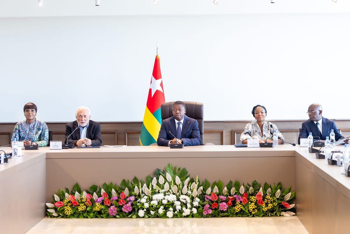 thomasdietrich0's tweet photo. Au Togo, vieille dictature françafricaine qui vient de trucider sept manifestants l’été dernier, Dominique Strauss-Kahn participe carrément au séminaire du gouvernement, au milieu des autres ministres togolais. 

Rappelons que DSK a gagné 21 millions d’euros en cinq ans grâce à ses activités de conseil auprès de dictateurs africains, et notamment auprès de Faure Gnassingbé.