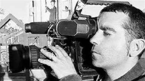 8 de abril de 2.003.
in memoriam                                                              
 José Couso, asesinado por el ataque de EE.UU. al hotel 'Palestina' de Bagdad, en el que se alojaban los periodistas internacionales que cubrian la información de la guerra en Irak.