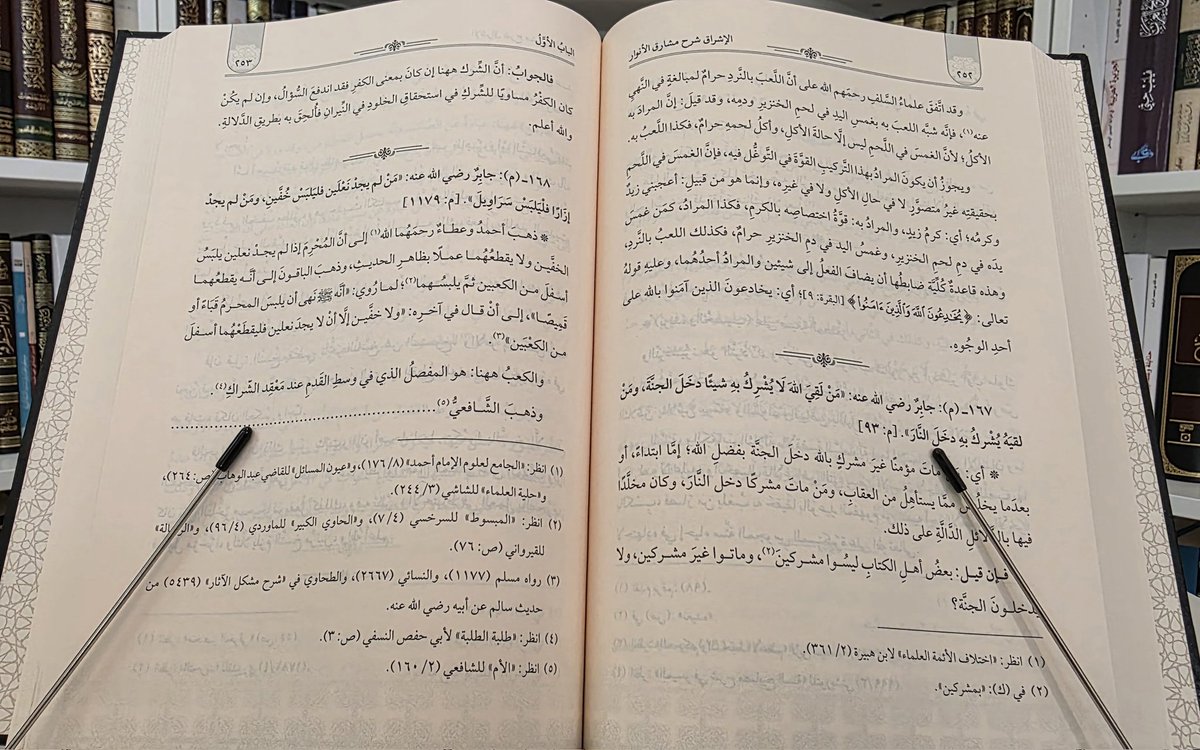 omb_150's tweet photo. من بشريات جديد مطبوعات الشروح الحديثية -المغمورةِ التي لم تأخذ حقَّها في الانتشار منذ طباعته-:
الكتابُ الذي يُطبع للمرةِ الأولى: (الإشراق شرح مشارق الأنوار) للفقيهِ الأصوليِّ البابرتي الحنفيِّ (المتوفى ٧٨٦هـ) صاحبِ الكتابِ الشهير: (العناية شرح الهداية).

وكما يظهر من عنوان كتابنا هذا؛ فإنه شرحٌ لـ(مشارق الأنوار النبوية من صحاح الأخبار المصطفوية)، وهو جمعٌ بين الصحيحين للصَّغانيِّ الحنفيِّ (المتوفى ٦٥٠هـ) -وقد يُقال: ليس جمعًا بينهما، إنما انتقاءٌ منهما-، فمؤلفُ المتن والشارحُ كلاهما حنفيَّا المذهب. وقد احتوى كتابُ الصغاني هذا على قرابة (٢٢٧٢ حديثًا) مما أخرجه الشيخان أو أحدُهما، شرحها البابرتي كاملة في كتابنا هذا. 

أما بالنسبة للأمور التي تُبرز أهمية هذا الكتاب، فهي كالتالي:
١- كونُ هذا الكتاب أقدمَ شرحٍ يصلنا من شروح كتاب (مشارق الأنوار للصغاني).
٢- كونُ هذا الكتاب أولَ ما بلغنا عن -البابرتي- في علمٍ من علوم الحديث، ومكانةُ البابرتي عند الأحناف لا تخفى.
٣- ظهورُ جانبٍ لا بأس به من الكتابة الاستقلالية التي تُبرز شخصية المؤلِّف في النظر والاستنباط والاستدلال، لا سيما في الجانب المتعلق بمشكل الحديث ومختلفه، من خلال أجوبته عمّا يشكل على الأحاديث من معارضات.
وهنا يُنظر: هل له اختياراتٌ وترجيحاتٌ فقهيةٌ يُخالِفُ فيها المذهبَ الحنفيَّ أم لا؟ إذ إن كتبَ الشروح الحديثية مظنَّةُ خروجِ وظهورِ ذلك إن كان موجودًا. غير أني، من خلال مطالعتي السريعة للكتاب، لم أتحقق من ذلك، فإن وُجد، كان ذلك مما يرفع من قيمة هذا الكتاب. 

ومن خلال مطالعةٍ سريعةٍ يتبيّن أن شرح البابرتي شرحٌ متوسطٌ، يميل في الغالب إلى الاختصار، تغلب عليه السِّمة اللغوية والفقهية، مع ضعفٍ في حضور الصناعة الحديثية، إلا أن ذلك يعود لكون أحاديث الكتاب منتقاةً من الصحيحين. أما بالنسبة لمعالم منهج المؤلِّف وما تناوله في شرحه للأحاديث، فهي كالتالي:
١- يُبيِّن الغريبَ من ألفاظ الحديث، ويتضح بشكل عام اهتمامُه بالجانب اللغوي في شرحه هذا.
٢- يُباشر شرحَه للحديث بطريقتين مختلفتين في العرض. الطريقة الأولى: الشرح الموضعي، وهي أن يُورد الشرح بموضعه من لفظ الحديث، من خلال أن يقول: (وقوله: كذا: ...)، ويستخدم هذه الطريقة لـ(شرح ألفاظ الحديث شرحًا إجماليًّا يُبيِّن المراد منها في سياق الحديث لبيان المعنى الكلي المختصر للحديث وألفاظه)، وأيضًا لـ(الكلام على بعض الفوائد والأحكام المستخرجة من الحديث، وهذا اللفظ منه بالتحديد).
والطريقة الثانية له في مباشرة الشرح وعرضه -وهي أكثر من الأولى عنده-: مباشرةُ الكلام في (المعنى الإجمالي) و(الفوائد والأحكام المستخرجة والمستنبطة) من دون توزيع ذلك على مواضعه من الألفاظ في العرض، كما في الطريقة الأولى.
وكثيرًا ما يجمع بين الطريقتين في عرض شرحه للحديث الواحد، فيجعل الطريقة الأولى خاصةً بـ(الكلام عن المعنى الإجمالي الكلي المختصر للفظ من خلال سياقه)، وهكذا تكون بدايتُه، ويجعل الطريقة الثانية لـ(الفوائد والأحكام المستخرجة والمستنبطة)، فيتكلم فيها من دون توزيعها على مواطنها من الألفاظ.
ويتبيّن من ذلك أنه لا يلتزم منهجًا محددًا في عرض الشرح، بل يختلف أسلوبُه تبعًا لاختلاف مادة الحديث وموضوعه، ووضوحه وخفائه، وغير ذلك.
٣- يعتني بذكر ما يشكل على الحديث من معارضات، ويهتم بإيراد ما يشكل على الحديث من معارضات، ويقوم بحل ذلك والجواب عنها، وقليلًا ما يذكر أجوبةً أخرى غير الجواب الذي اختاره في حل التعارض، كما كثيرًا ما يُبيِّن وجه التعارض.
٤- في كثيرٍ من الأحيان يهتم بإيراد خلاف أبي حنيفة مع الشافعي، وأحيانًا مع مالكٍ ومع أحمد وغيرهما، ومنهجه في عرض الخلاف العالي وتناوله متفاوتٌ، سواء في إحصاء وذكر الأقوال المخالفة، أو الاستدلال للأقوال، أو المناقشة لها. وكثيرٌ من مادته في مشكل الحديث ومختلفه تأتي أثناء عرض وتناول الخلاف العالي. 

والآنَ أصبحَ لدينا شرحانِ مطبوعانِ في شرحِ أحاديثِ كتابِ: (مشارق الأنوار النبوية من صحاح الأخبار المصطفوية):
١- (الإشراق شرح مشارق الأنوار)، للبابرتي (٧٨٦هـ).
٢- (مبارق الأزهار في شرح مشارق الأنوار)، لابنِ المَلَك الأب (٨٠١هـ). 

والأولُ أوسعُ وأكثرُ فوائدَ من الثاني،  وكلا المؤلفين حنفيَّا المذهب. وذكر محقِّقُ الكتابين (توفيق محمود تكلة) بأنَّه شارف على الانتهاء من شرحٍ آخَر، وهو (حدائق الأزهار شرح مشارق الأنوار) للأرزنجاني الحنفيِّ (المتوفى في القرن الثامن أو التاسع)، يسَّر اللهُ خروجَه.