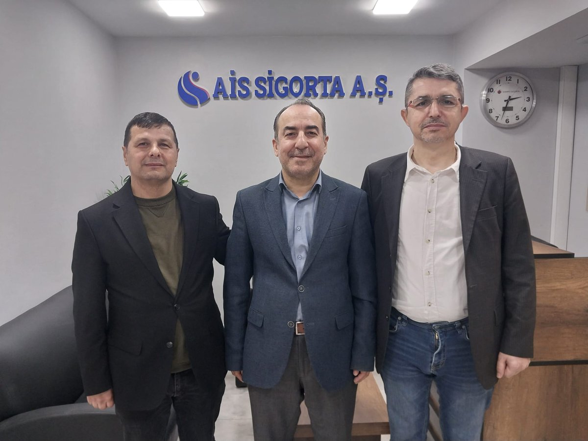 halilibrahimece's tweet photo. Kıymetli dostlarım, İstanbul Zonguldaklılar Derneği Başkanı Ersin Aktaş ve İstanbul Yeniceliler Derneği Başkanı Hilmi Cıbır bizleri ziyaret etti. 
Sivil toplum kuruluşlarına yönelik verimli bir fikir alışverişinde bulunduk. 
Nazik ziyaretleri için kendilerine teşekkür ediyorum. https://t.co/vabzRu1m97