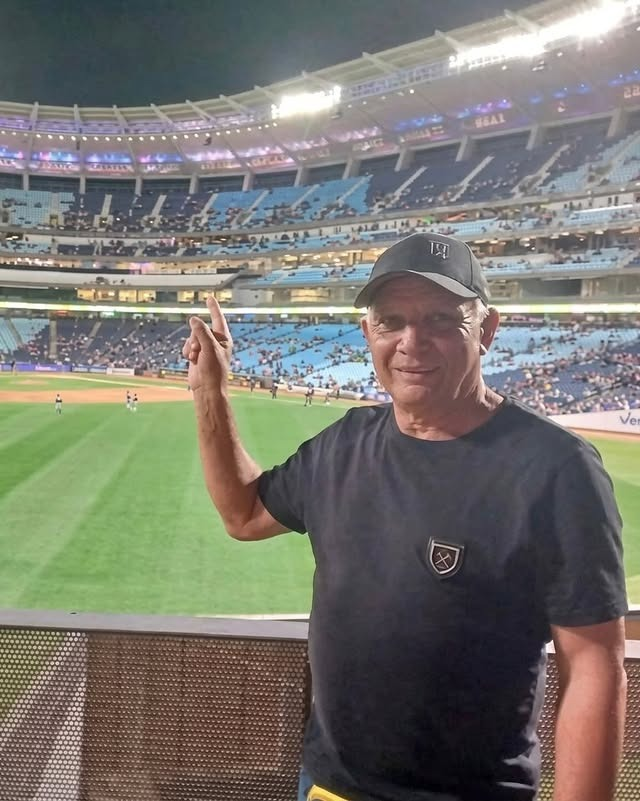 webnotitarde's tweet photo. #Deportes | 😔🖤 Miguel Rojas, el padre del beisbolista venezolano Miguel Elías Rojas, falleció este martes #07Abr en la ciudad de Los Teques, estado Miranda, tras sufrir un infarto. https://t.co/LW4geJhLGe