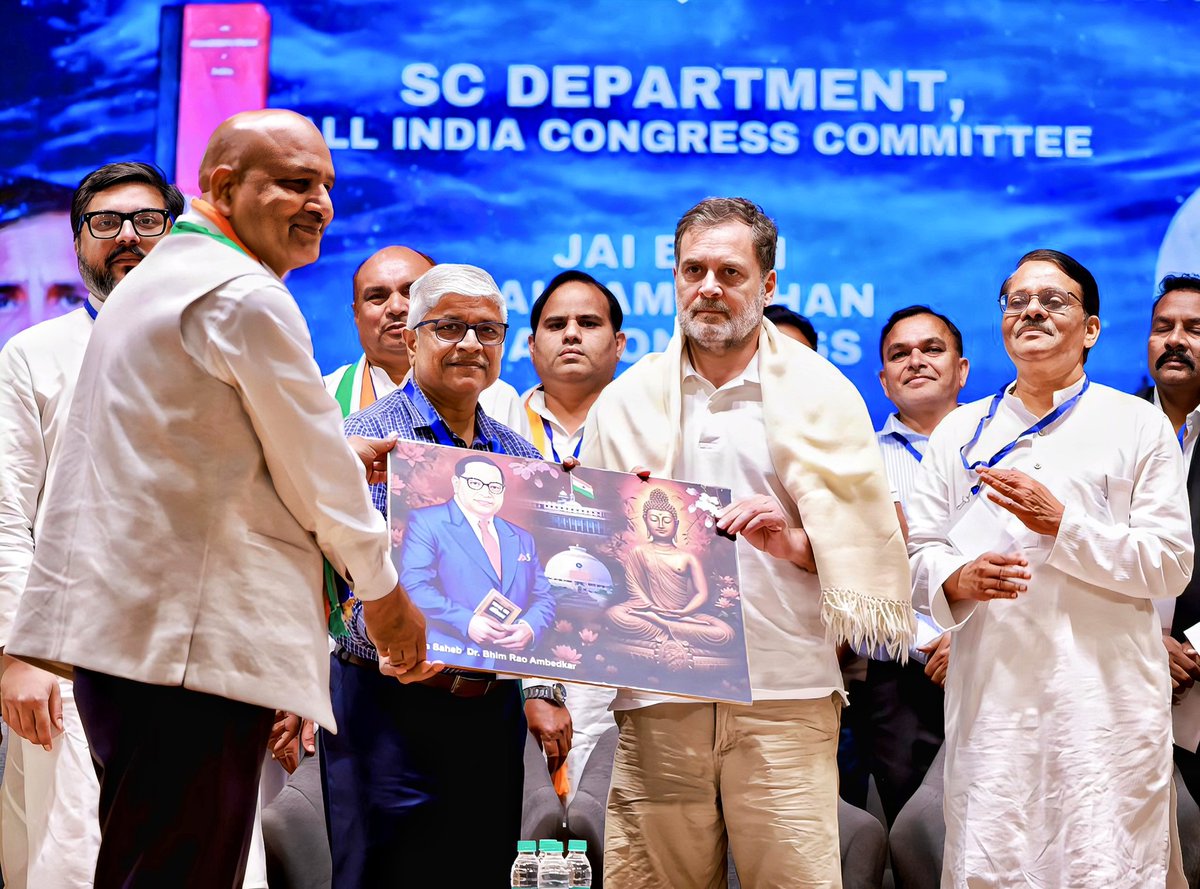 AdvRajendraPal's tweet photo. आज हमारे SC Department द्वारा आयोजित “National Meeting of DCC Chairpersons (Northern States)” की महत्वपूर्ण बैठक सफलतापूर्वक संपन्न हुई।
इस बैठक में SC Department के National Coordinators सहित 14 राज्यों के अनुसूचित जाति विभाग के प्रदेश अध्यक्षों एवं जिला अध्यक्षों ने उत्साहपूर्वक सहभागिता की..!

इस महत्वपूर्ण बैठक में आदरणीय राहुल गांधी जी की गरिमामयी उपस्थिति ने हम सभी कार्यकर्ताओं का उत्साह कई गुना बढ़ा दिया। 
उनके मार्गदर्शन में सामाजिक न्याय, संविधान की रक्षा और संगठन को मजबूत बनाने पर सार्थक चर्चा हुई।

यह बैठक हमारे विभाग की एक मजबूत पहल है जो देशभर में संगठन को और सशक्त करने की दिशा में महत्वपूर्ण कदम है। 
सभी साथियों का जोश, समर्पण और एकजुटता सच में प्रेरणादायक है..!