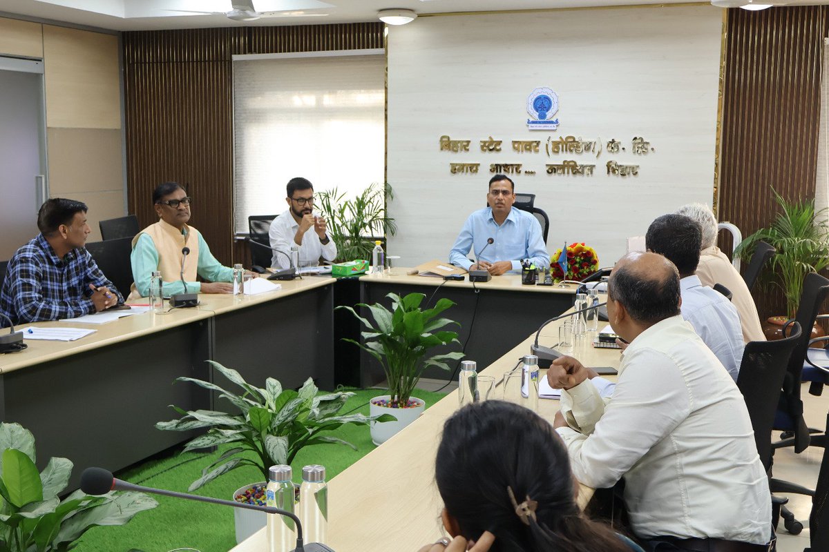 BiharEnergy's tweet image. ऊर्जा सचिव एवं #BSPHCL के अध्यक्ष-सह-प्रबंध निदेशक श्री @manojksingh_IAS ने #SLDC और #SCADA से जुड़े कार्यों की गहन समीक्षा की। बैठक में समयबद्ध क्रियान्वयन और सिस्टम की दक्षता बढ़ाने पर विशेष जोर देते हुए अधिकारियों को स्पष्ट दिशा-निर्देश दिए गए।

इस दौरान #BSPTCL के प्रबंध