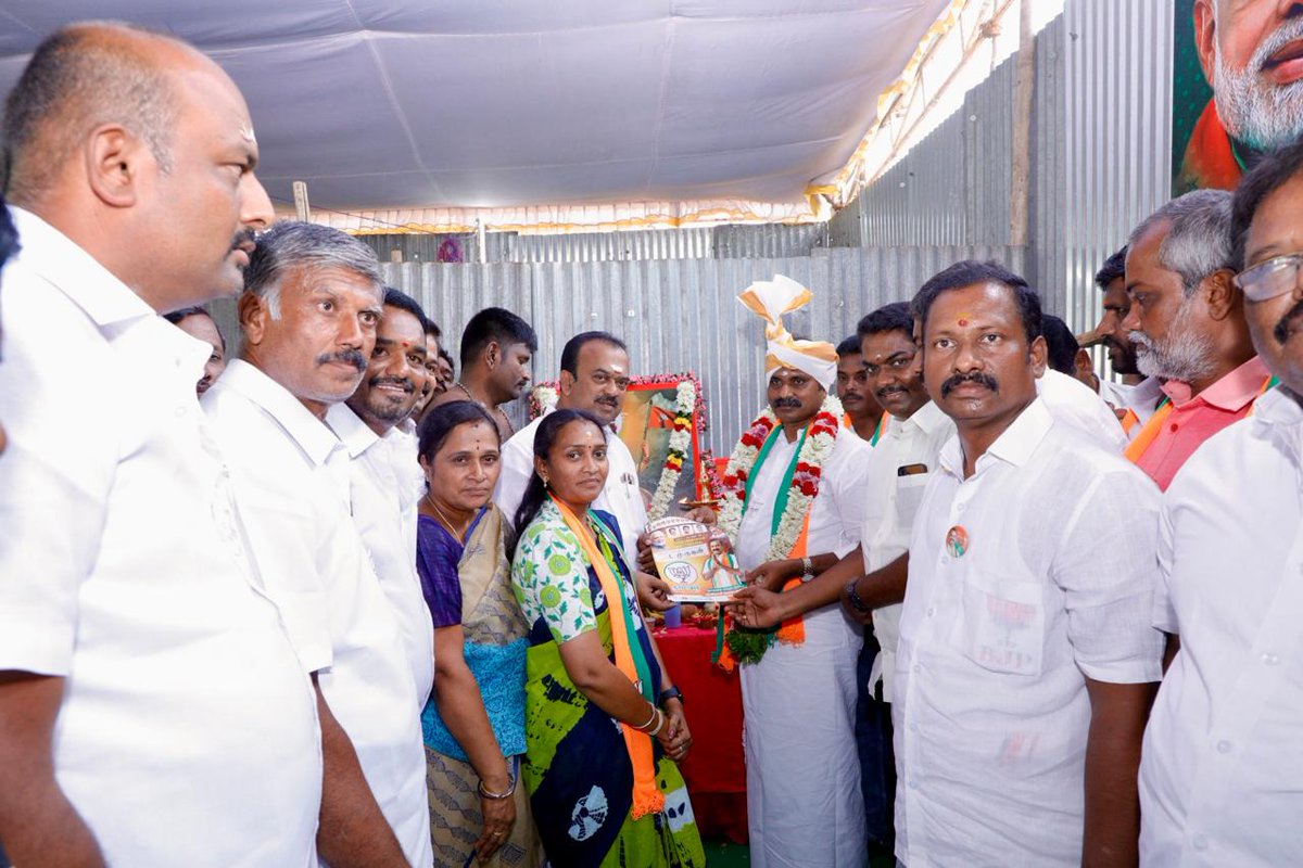 DrLMurugan's tweet photo. இன்றைய தினம், அவிநாசி சட்டமன்றத் தொகுதிக்கு உட்பட்ட அன்னூர் பகுதியில், தேசிய ஜனநாயக கூட்டணி சார்பாக அமைக்கப்பட்டுள்ள அவிநாசி சட்டமன்றத் தொகுதிக்கான தேர்தல் பணிமனையை திறந்து வைத்தேன்.

இந்நிகழ்ச்சியில், அ.இ.அ.தி.மு.க அவிநாசி சட்டமன்றத் தொகுதி பொறுப்பாளர் திரு. அம்பாள் பழனிச்சாமி அவர்கள், தமிழ் மாநில காங்கிரஸ் கட்சியின் மாவட்டத் தலைவர் திரு. கார்த்திகேயன் அவர்கள், கோவை வடக்கு மாவட்ட பா.ஜ.க மாவட்டத் தலைவர் திரு. மாரிமுத்து அவர்கள், பா.ஜ.க மற்றும் கூட்டனி கட்சிகளைச் சேர்ந்த மாவட்ட, ஒன்றிய, நகர மற்றும் கிளை கமிட்டி நிர்வாகிகள் கலந்து கொண்டார்கள்.

#Murugan4Avinashi #Vote4BJP #Avinashi #தாமரை_மலரட்டும்_அவிநாசி_வளரட்டும்