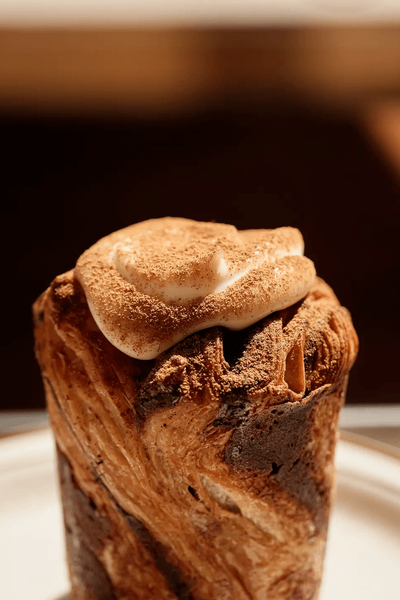 winifreddtan's tweet image. Baked joy in 10 mins! Mixed, kneaded, decorated—this cinnamon roll turned out chef’s kiss. Warm, sweet, perfect. Who’s sneaking a bite first  #BakingVibes #QuickBakes