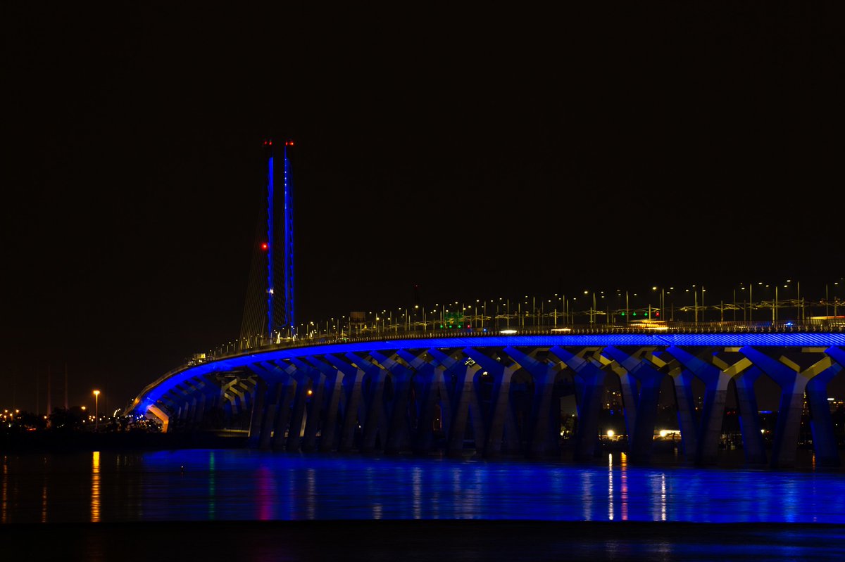 HICC_ca's tweet photo. Last night, the #SamuelDeChamplainBridge was lit up in light blue to mark #WorldHealthDay and celebrate those who look after our well-being every day.

#ChamplainBridge https://t.co/zZ1SIxdlN8