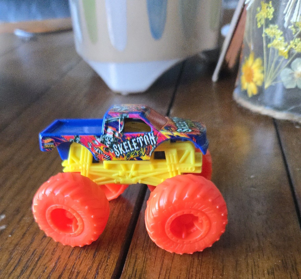 Lindakx947's tweet image. I love surprises.  This one appeared when I was cleaning up after the grandkids left.  Always makes me smile. 😊
Sunshine makes me smile too and it will be with us all day today with a high of 8 degrees.  ☀️
Have a great one! #sunny #keepsmiling #midweek