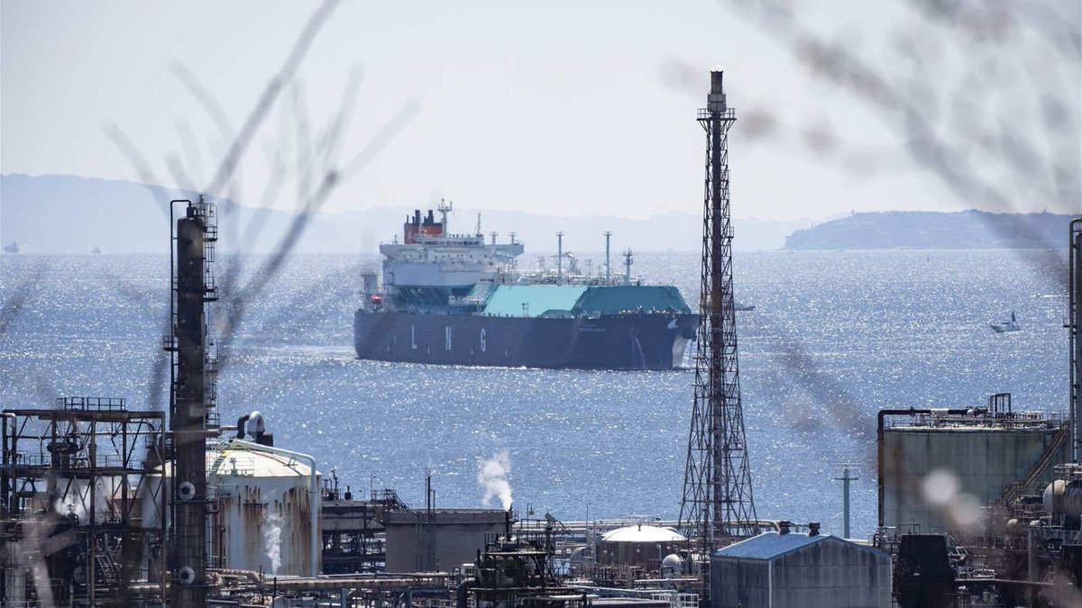 MarioNawfal's tweet image. 🚨 BREAKING:

🇮🇷 The first ship has reportedly passed through the Strait of Hormuz with Iran’s permission following the ceasefire.

Maybe a slow trickle at first, then hopefully back to normal in the world’s most critical oil chokepoint.

Source: @DeItaone