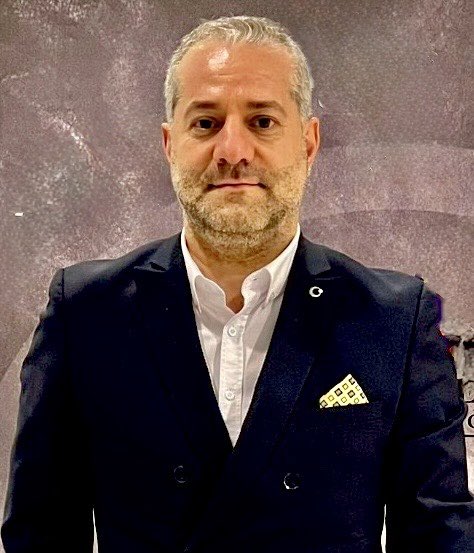 Büyük FENERBAHÇE Ailesi,

Son günlerde çeşitli mecralarda şahsım ve kulübümüzün yönetim süreci üzerine yapılan asılsız yorumlar, spekülasyonlar ve bilgi kirliliği üzerine bu açıklamayı yapma zaruriyeti doğmuştur.

Fenerbahçe’mizin şampiyonluk için kenetlendiği, her bir puanın ve