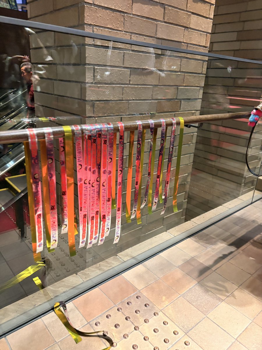 sorairo_straw's tweet photo. フェスティバルホール1日目、最高だったー。なんて言うか、まさに「それが〜？」「ラーイブッ！！」という感じのライブでした。帰りのホールの階段にはジャンキーさんたちの「優しさのカタマリ」が！#LLP25 https://t.co/Z7WFeY7WEr