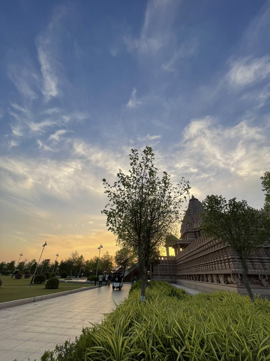 tanishqua. tweet media